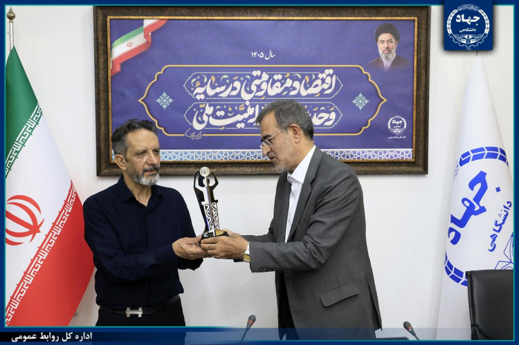 تجلیل رئیس جهاددانشگاهی از پدر دانشجوی شهید علی ناظم/ گرامیداشت یاد این شهید در پانزدهمین دوره مسابقات ملی مناظره دانشجویان ایران